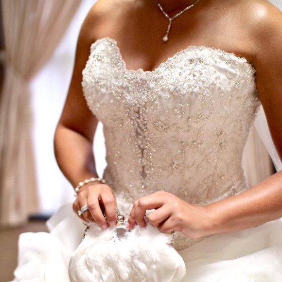 Spanish designer wedding gown with long vail. - Picture 10 of 10